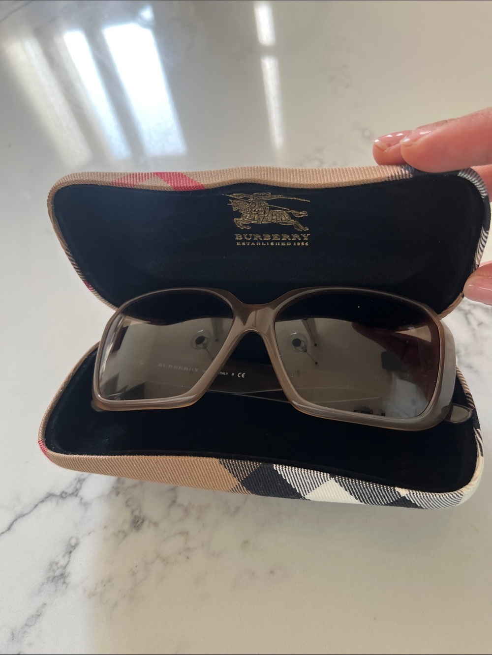 AUTHENTIC Burberry Brown Gradient Oversized Sunglasses with Signature Check Case